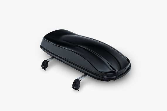 Das Bild zeigt eine schwarze Dachbox mit Schnellbefestigungssystem vor einem hellen Hinterdrund.